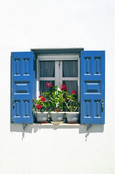 Традиционное греческое окно на острове Сифнос, Греция — стоковое фото