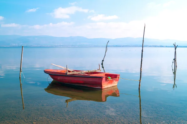 Perahu nelayan tradisional di danau Doirani, Yunani — Stok Foto