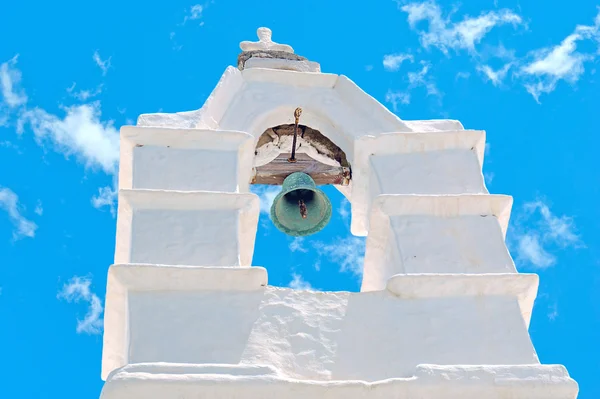 Glockenturm bei blauem Himmel auf der griechischen Insel Mykonos — Stockfoto