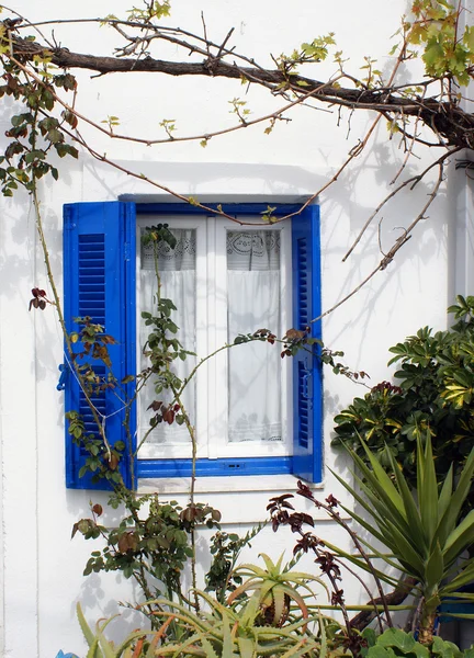 Arquitetura tradicional da aldeia de Oia na ilha de Santorini — Fotografia de Stock