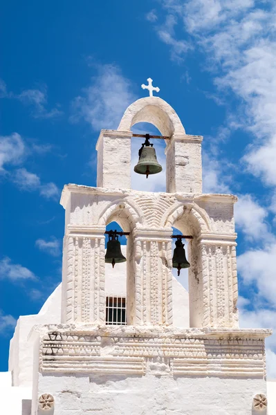 Glockenturm am blauen Himmel auf der Insel Sifnos, Griechenland — Stockfoto