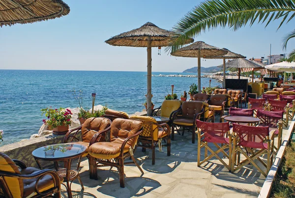 Cafetería griega tradicional en la playa de Grecia — Foto de Stock