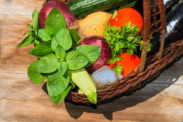 Organic food background Vegetables in the basket — Stock Photo, Image