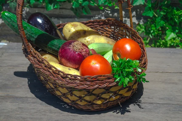 Organic food of vegetables in the basket — Stock Photo, Image