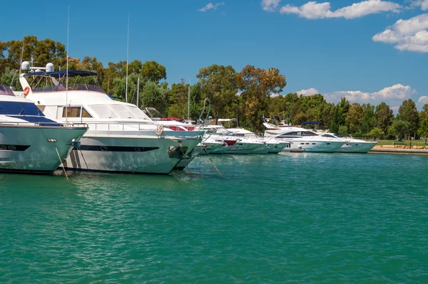 Lyxiga motorbåtar parkerad på en marina Grekland — Stockfoto