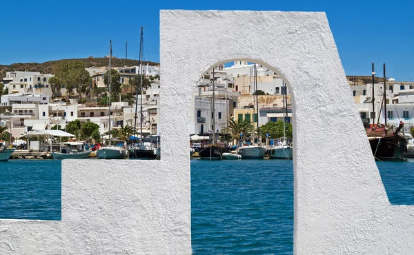 Panoramautsikt över adamas by på milos island, Grekland — Stockfoto