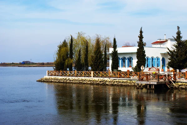 Vinduer i Agios Nikolaos klosteret på Vistonida Lake på - Stock-foto