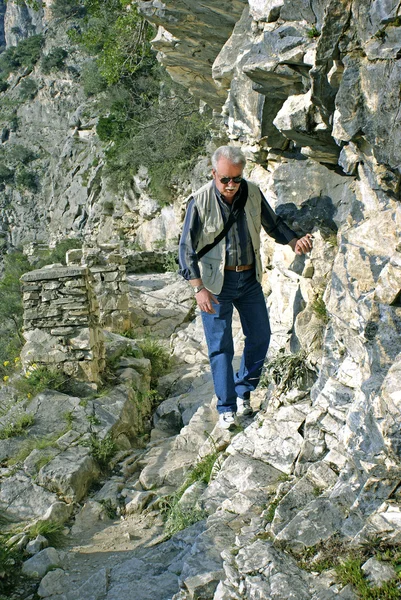 Homem no pico da montanha — Fotografia de Stock