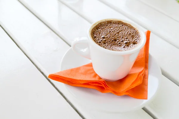 geleneksel Yunan kahve hizmet vermeye hazır