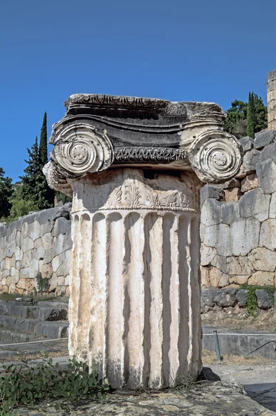 Single ionic order capital at Delphi archaeological site in Gree — Stock Photo, Image