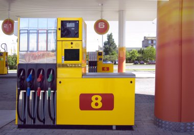 yakıt ikmali için istasyon