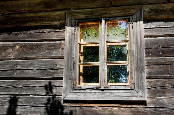 Fönster av gammalt trähus — Stockfoto