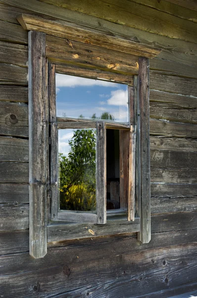 Fönster av gammalt trähus — Stockfoto