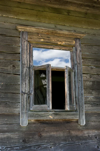 Finestra di vecchia casa di legno — Foto Stock