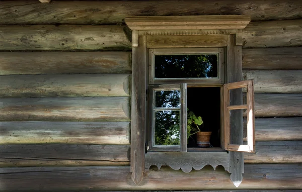 Παράθυρο του παλιού ξύλινου σπιτιού — Φωτογραφία Αρχείου