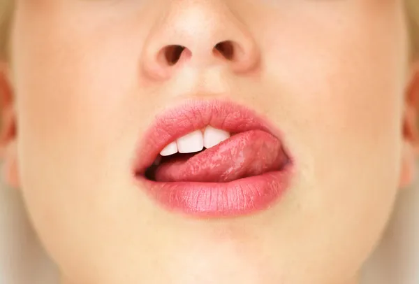 Nahaufnahme einer Frau mit rotem Lippenstift Stockbild