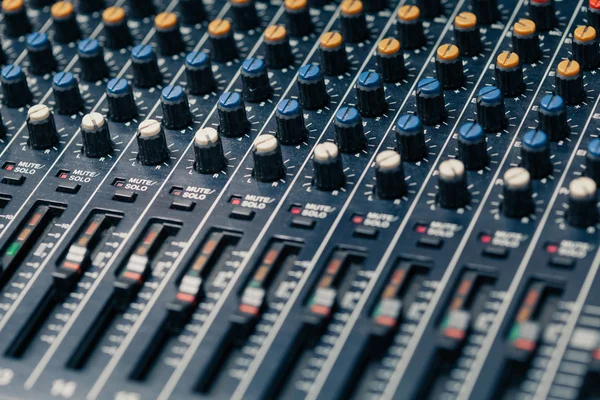 Boutons et faders de mélangeur de studio — Photo