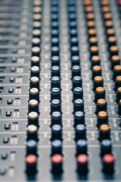 Boutons et faders de mélangeur de studio — Photo