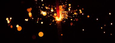 árbol solitario en los prados y el cielo azul