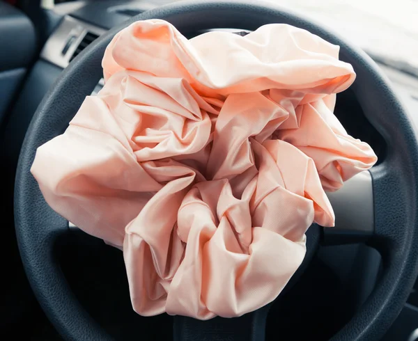 El airbag explota en el volante, vista de cerca — Foto de Stock