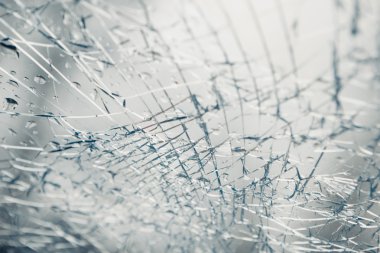 Araba kazası kaza sonrası kırık pencere