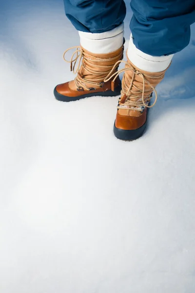 Scarpe invernali sulla neve, primo piano — Foto Stock