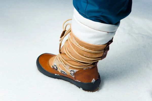 Зимняя обувь в снегу — стоковое фото
