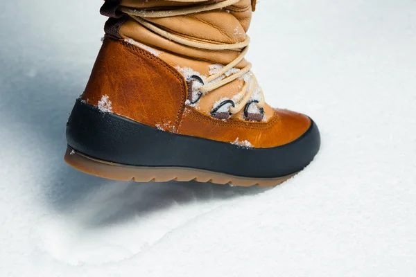 Huella del zapato de invierno en la nieve, primer plano — Foto de Stock