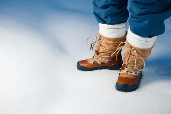 Sapatos de inverno na neve, close-up — Fotografia de Stock