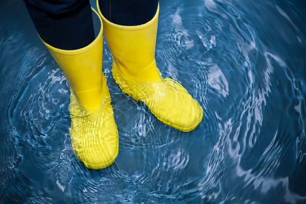 Rubberen laarzen in het water — Stockfoto