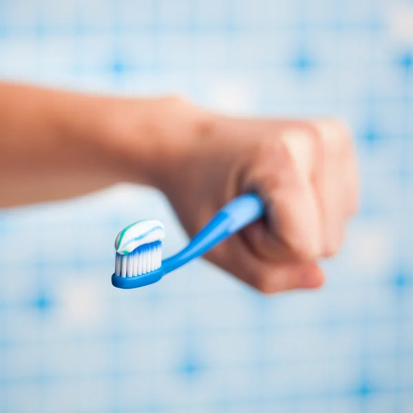 Cepillo de dientes en la mano — Foto de Stock