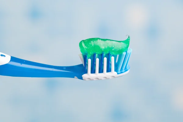 青いタイル背景歯ブラシ — ストック写真