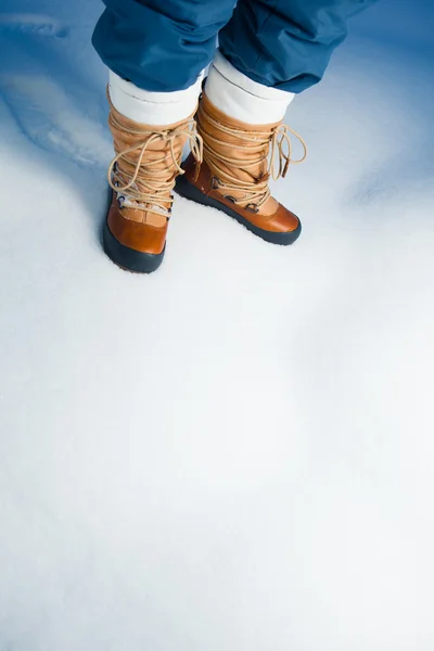 Sapatos de inverno na neve, close-up — Fotografia de Stock