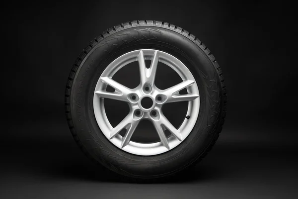 Car tire with aluminum alloy wheel — Stock Photo, Image