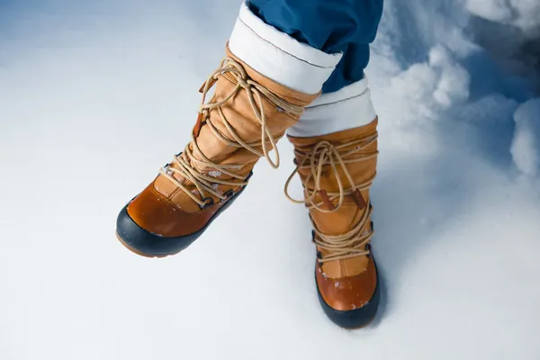 Sapatos de inverno na neve, close-up — Fotografia de Stock
