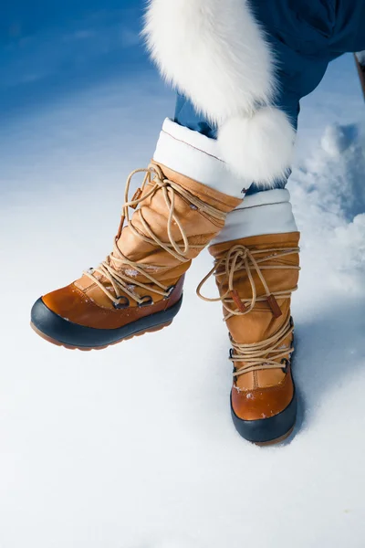 Sapatos de inverno na neve, close-up — Fotografia de Stock