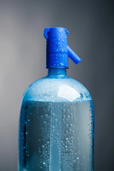 Koolzuurhoudende drank water in een fles — Stockfoto