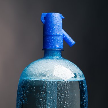 gazlı içecek su bir şişe