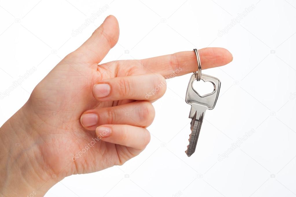 рука держит ключи на улица. женская рука держит ключик. ключи от машины в руке. Hold key. ключи от квартиры в руке.