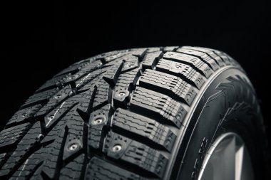 Kış lastiği siyah bir parçası