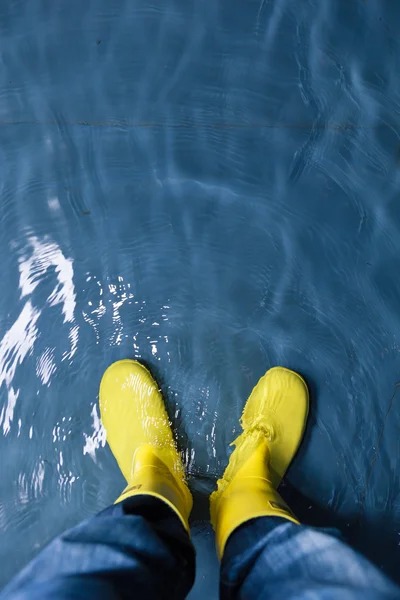 Rubberen laarzen in het water — Stockfoto