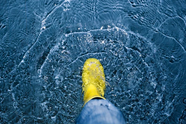 Éclaboussures de bottes en caoutchouc dans l'eau — Photo