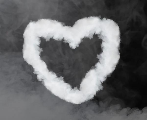 Fumo a forma di cuore isolato su nero — Foto Stock