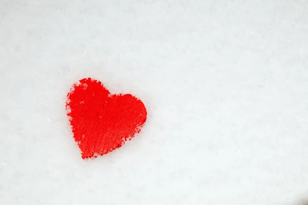 Coração vermelho na neve — Fotografia de Stock