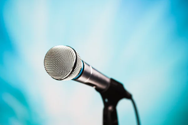 Mikrofon před modrým pozadím — Stock fotografie