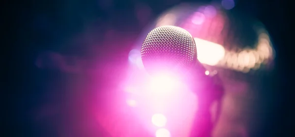 Micrófono en el escenario contra fondo púrpura —  Fotos de Stock