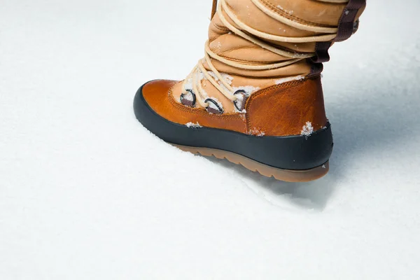 Zapato de invierno en nieve — Foto de Stock