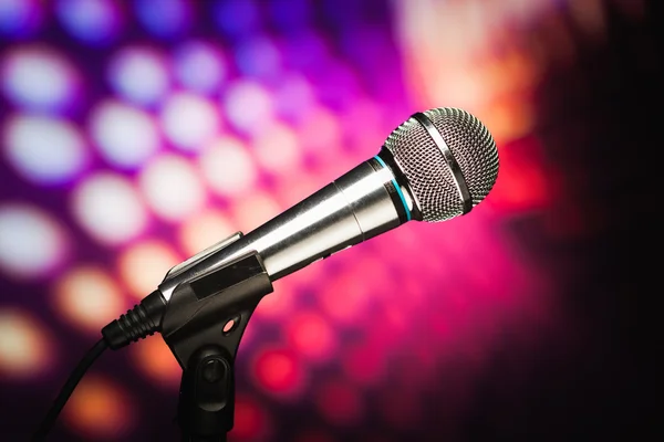 Mikrofon z fioletowym tle dyskoteka — Zdjęcie stockowe