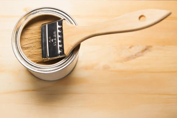 Brown paint can and brush — Stock Photo, Image