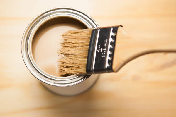 Lata de tinta marrom e escova — Fotografia de Stock